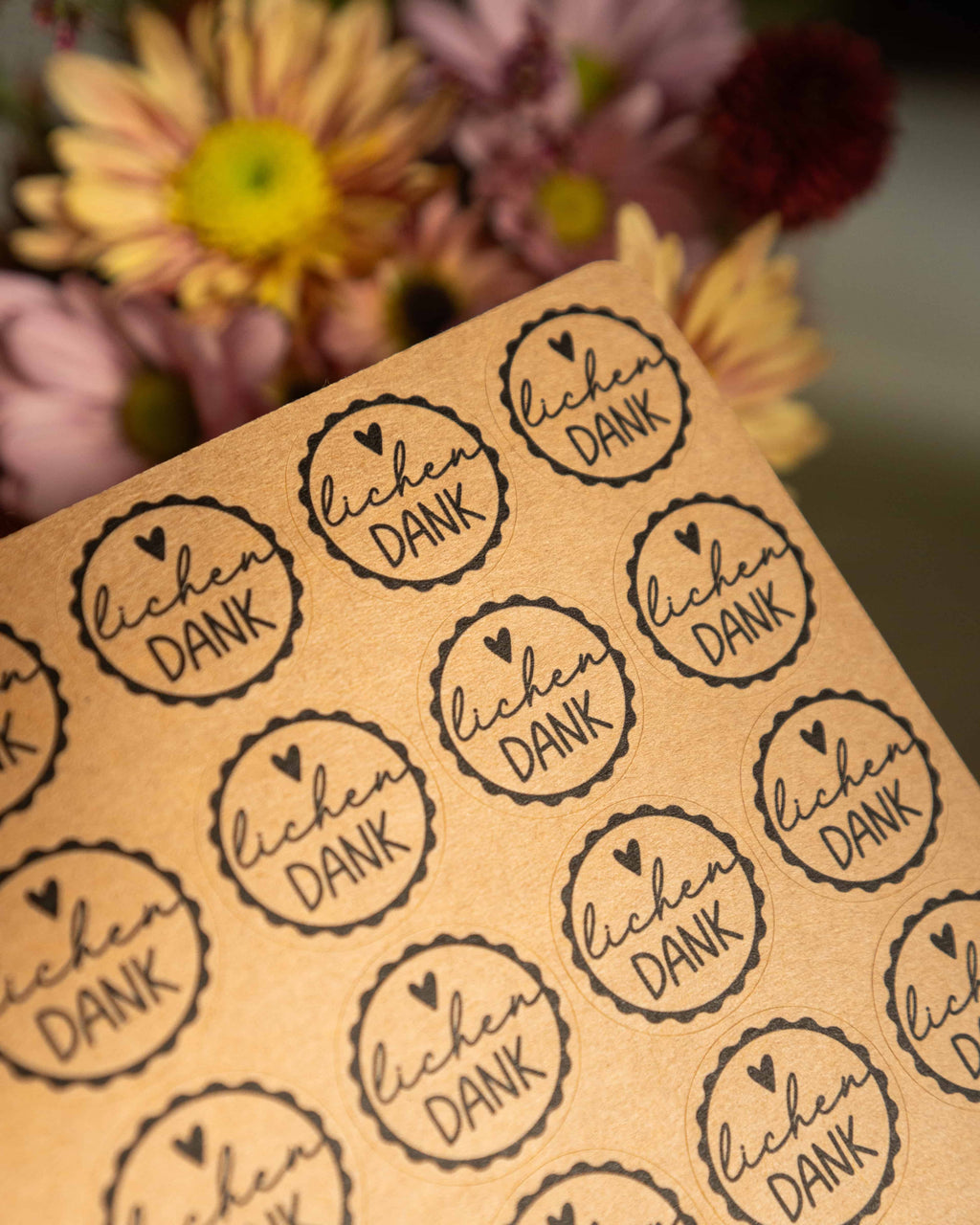 Kraftpapier-Stickerbögen mit runden „Herzlichen Dank“-Stickern in schwarzem Handlettering, gehalten