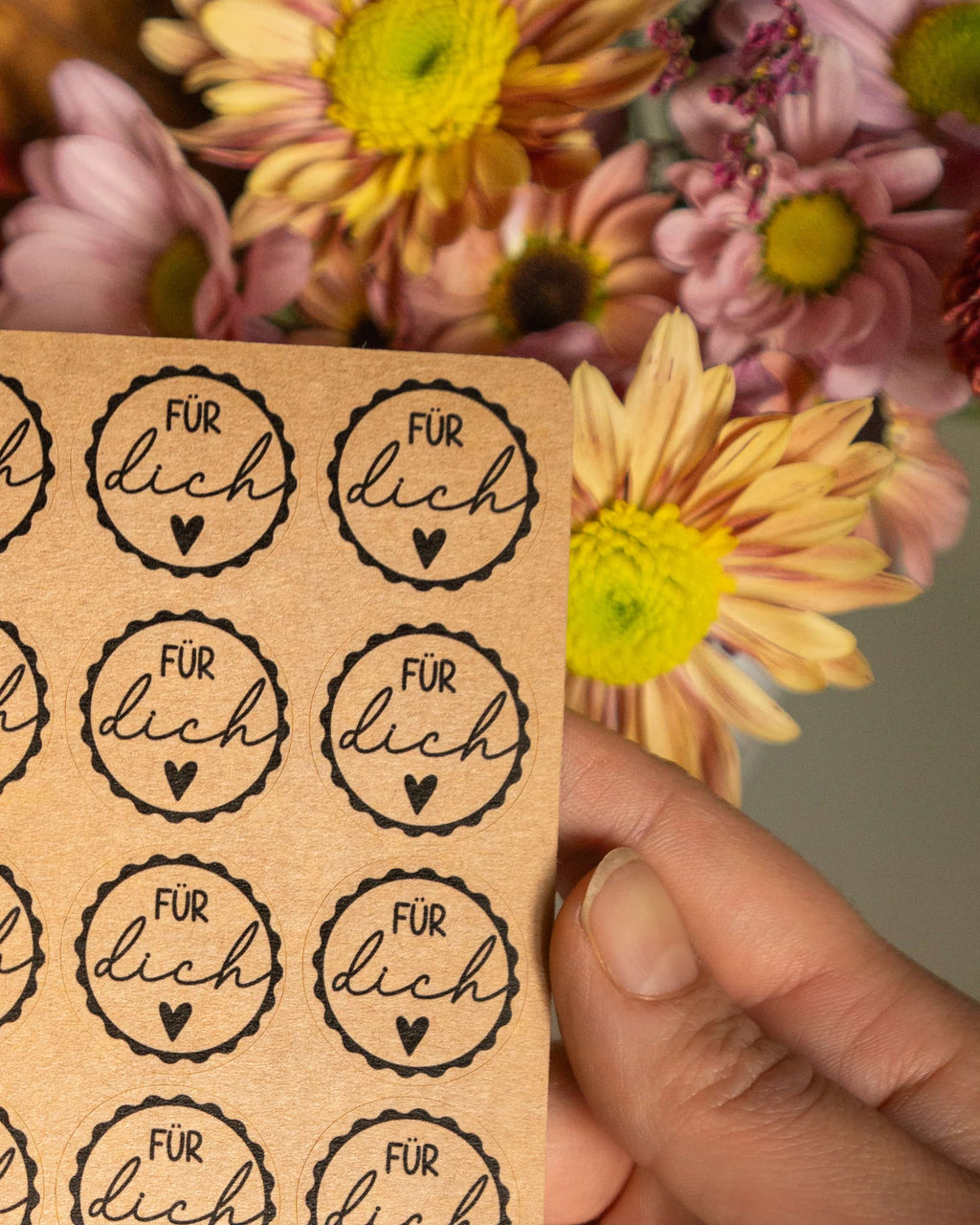 Kraftpapier-Stickerbogen mit runden „Für dich“-Stickern in schwarzem Handlettering und gewellter Umrandung. Papiersticker für Geschenke, Karten und liebevolle Aufmerksamkeiten.