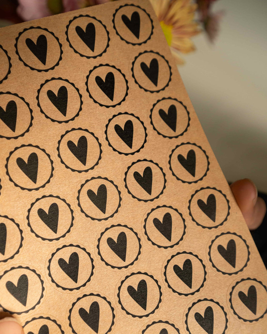 Kraftpapier Stickerbogen mit runden Herzen in schwarzem Druck und gewellter Umrandung
